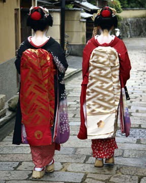 Dress like a maiko (apprentice geisha) in Kyoto